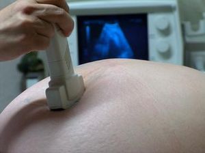 Mujer embarazada recibe una ecografía