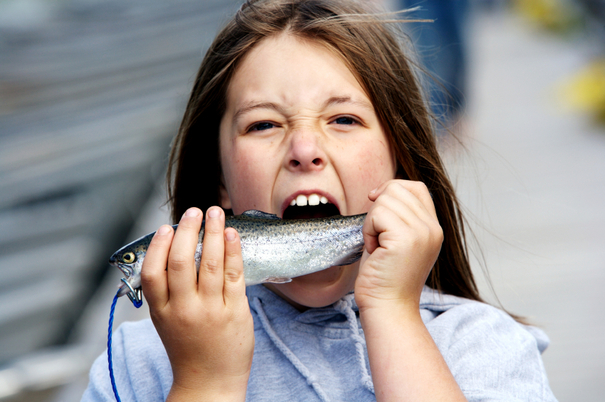 niño come pescado