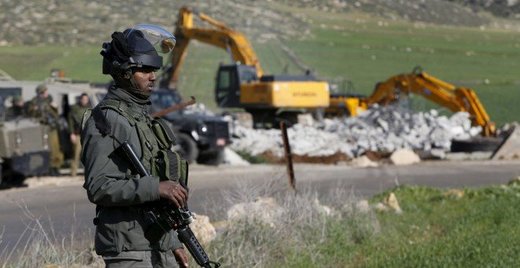 Un militar israelí monta guardia durante la demolición de una vivienda palestina al sur de Hebrón.