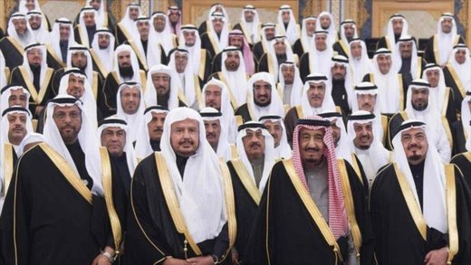 El rey saudí, Salman bin Abdulaziz Al Saud (segundo de la drch.), junto a miembros del Consejo de la Shura (Parlamento saudí) en Riad, capital del país, enero de 2016.