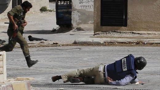 Un periodista se tira al suelo por los disparos de un francotirador de los grupos terroristas en Siria.
