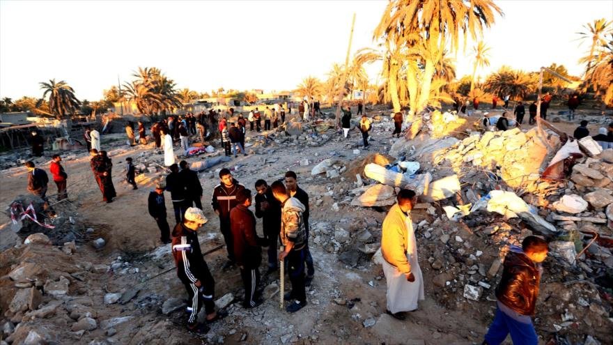 Libios se congregan en el lugar donde se efectuó el ataque aéreo de EE.UU., 19 de febrero de 2016.