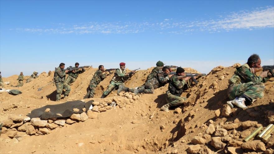 Soldados del Ejército sirio combaten en las afueras de la ciudad de Al-Raqa, ubicada en el norte de Siria, 19 de febrero de 2016.