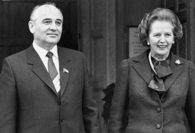Mikhail Gorbachev, miembro del Politburó soviético posa con la primera ministra británica Margaret Thatcher en Chequers durante su visita al Reino Unido en diciembre de 1984.