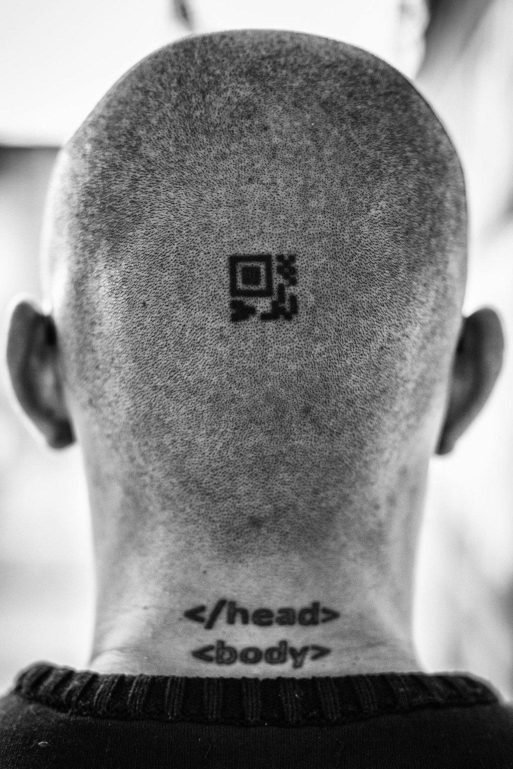  Sepúlveda’s head. The upper tattoo is a QR code containing an encryption key.