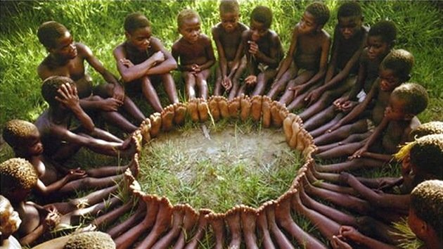 niños tribu círculos pies