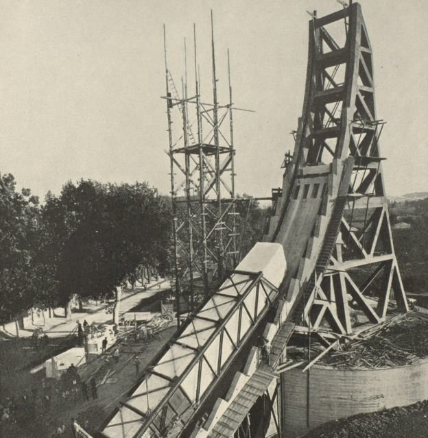 construcción del obelisco de mussolini