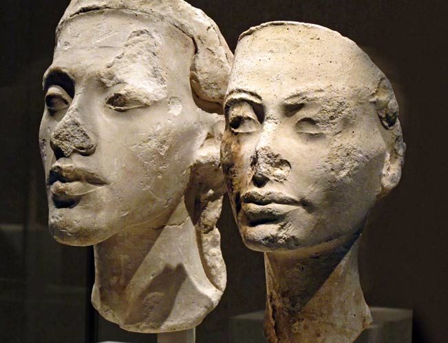 Bustos de Akenatón y Nefertiti.