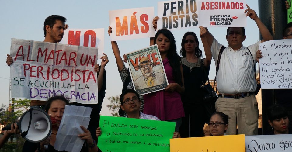 Periodistas protestan por el asesinato de comunicadores en México. 