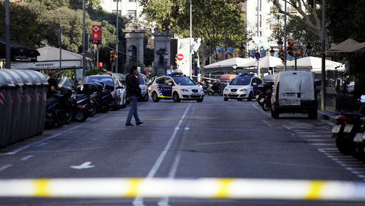 Un coche atropella a tres policías en la Diagonal de Barcelona; el conductor muerto a tiros