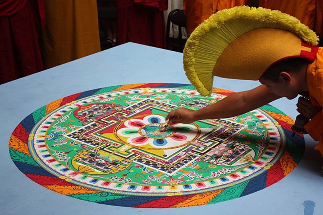 Monje budista creando un mandala