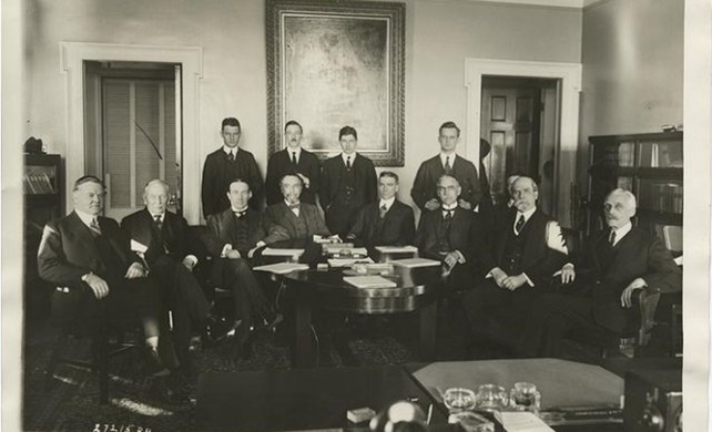 Primera foto de la Comisión de Deuda Americana y Británica.