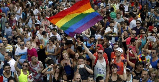 Cientos de personas durante la celebración del orgullo gay en Madrid