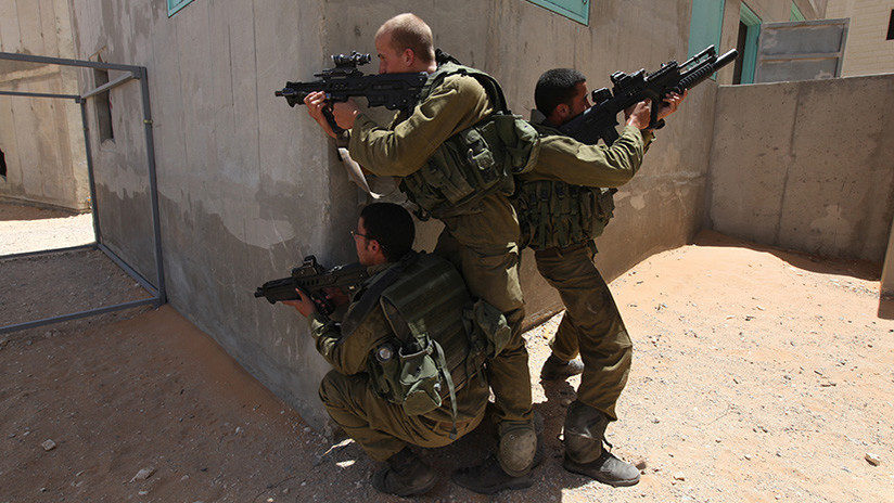 Soldados israelíes armados con rifles Tavor participan en unos ejercicios el 30 de junio de 2009.