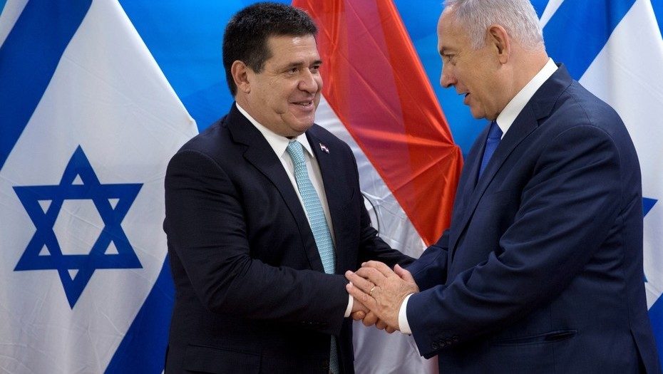 El premier israelí Benjamin Netanyahu saluda al presidente de Paraguay Horacio Cartes, en un encuentro en Jerusalén
