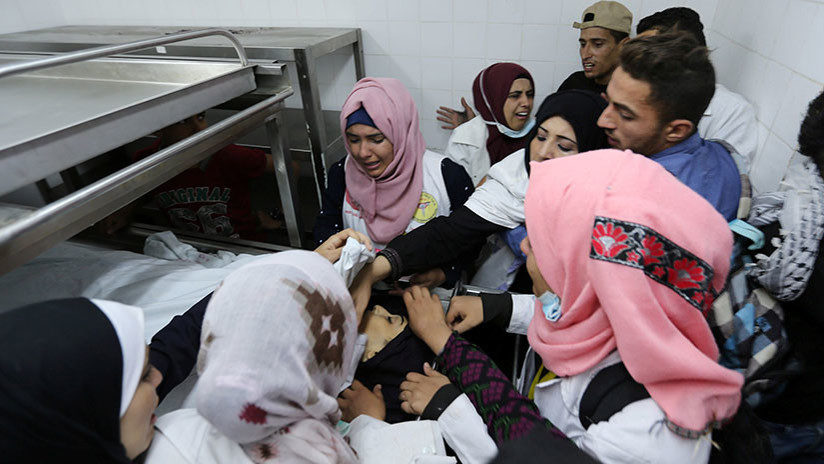 Colegas de la enfermera palestina Razan Ashraf Najjar junto a su cuerpo en la morgue de un hospital en el sur de la Franja de Gaza.