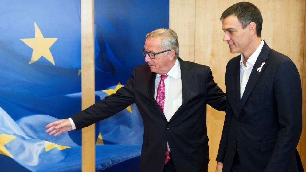 El presidente de España, Pedro Sánchez (i), y el presidente de la Comisión Europea, Jean-Claude Juncker, en Bruselas. (EFE)