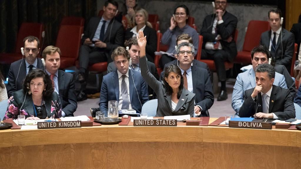 La embajadora de Estados Unidos ante las Naciones Unidas, Nikki Haley, en el centro, vota a favor de una resolución presentada por Estados Unidos durante una reunión del Consejo de Seguridad sobre la situación entre israelíes y palestinos.