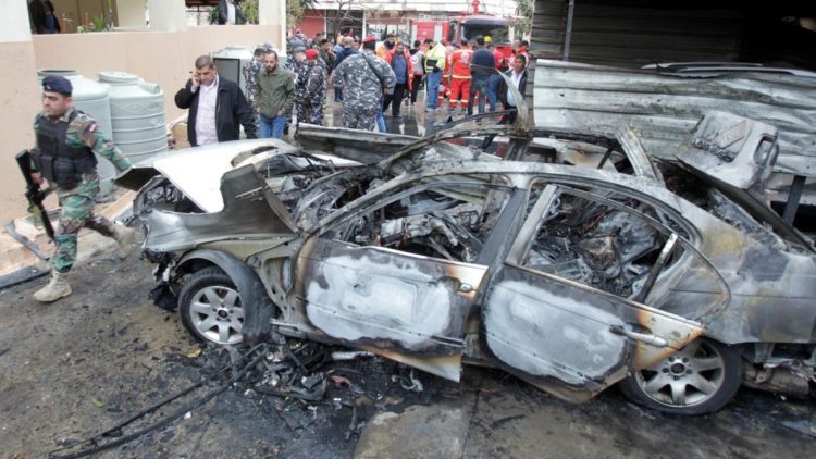 Bomberos apagan un coche en llamas que fue destruido en un bombardeo en la ciudad portuaria del sur de Sidón, Líbano, el 14 de enero de 2018.