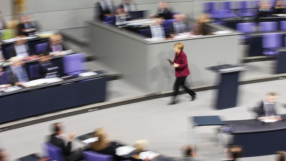 La Canciller alemana Angela Merkel abandona el podio tras hablar en el Bundestag, el Parlamento alemán