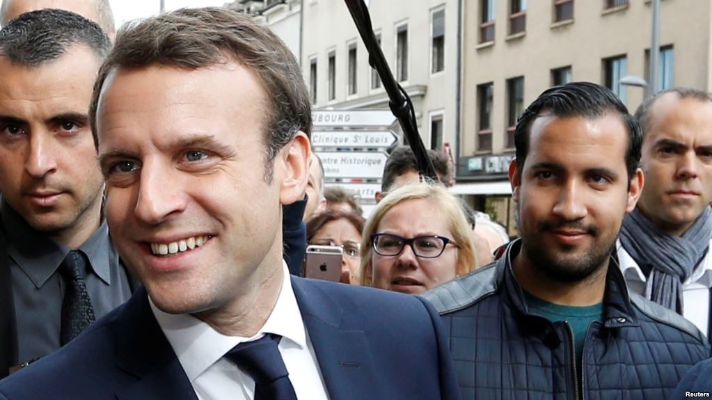 Emmanuel Macron, izquierda, hace campaña para las elecciones presidenciales de 2017, flanqueado por Alexandre Benalla, a la derecha, jefe de seguridad, en Rodez, Francia, el 5 de mayo de 2017.