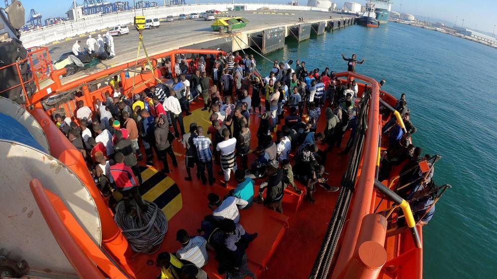 La embarcación de Salvamento Marítimo Maria Zambrano rescató a 212 personas en aguas del Estrecho este lunes en Algeciras. (EFE)