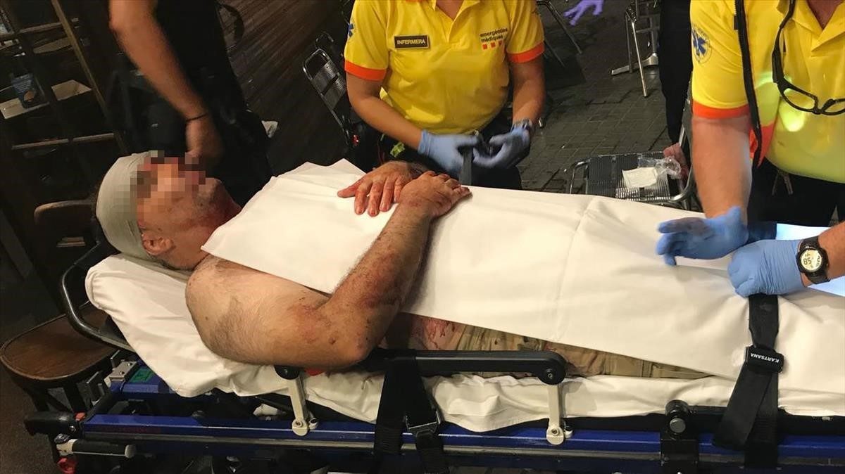 El turista agredido por un mantero es trasladado en camilla al Hospital Clínic