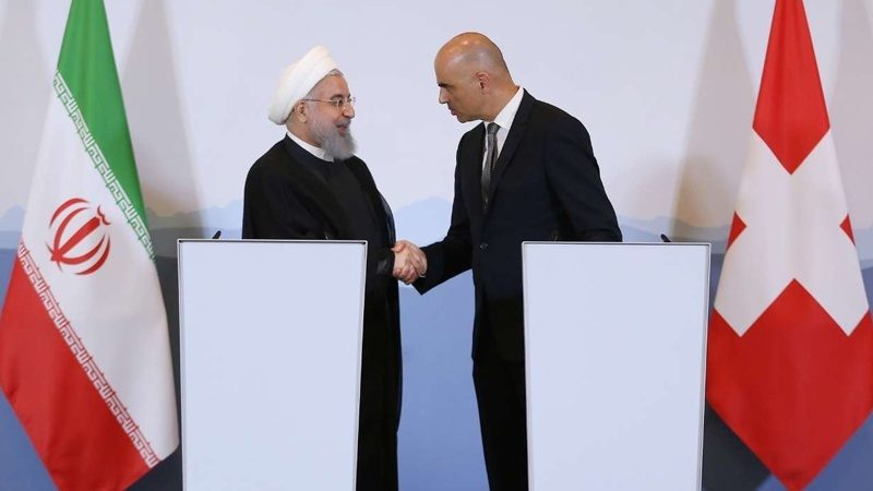 Hasan Rohani (izq.), presidente de Irán, junto a su par suizo, Alain Berset, en rueda de prensa conjunta, Berna, Suiza, 2 de julio de 2018.