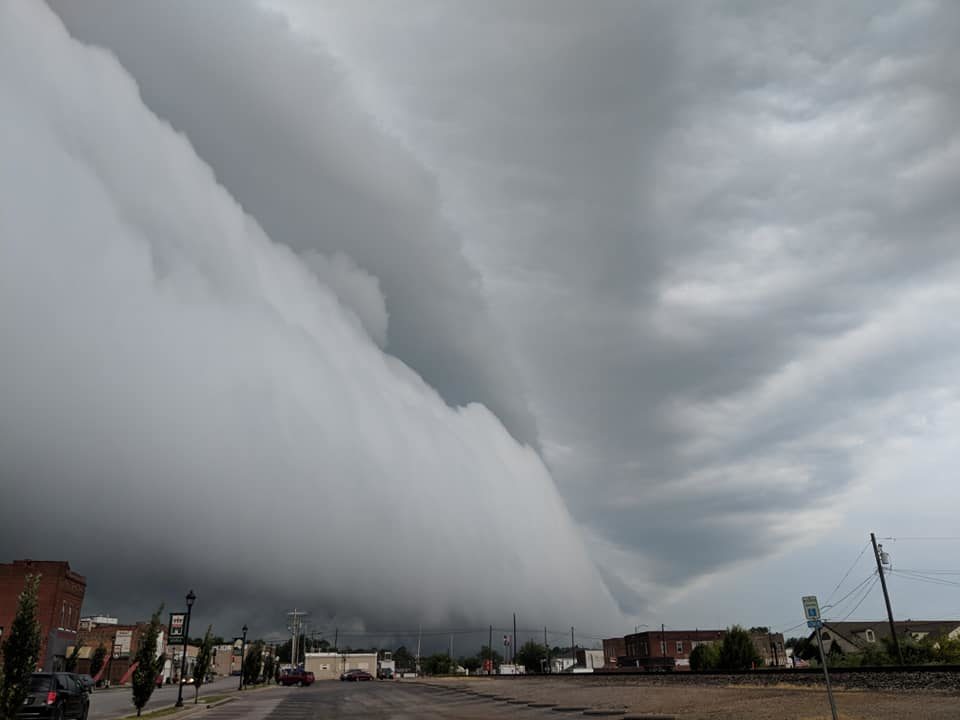 Apocalyptic shelf cloud engulfed Anna, Illinois