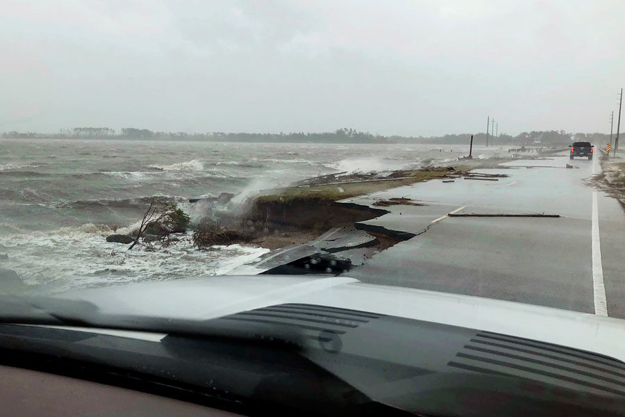Los vientos del huracán Florence generaron daños a la carretera de Hackers Island.