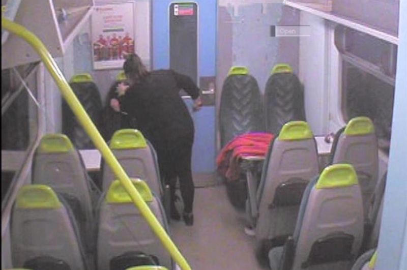 exconvicta recién liberada fue condenada por apuñalar a su amiga en un tren