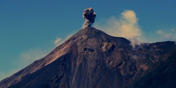 Vista del volcán Fuego, en Alotenango (Guatemala).