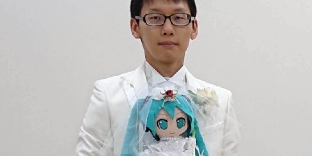 japonés se casa con mujer animé de 16 años en forma de holograma