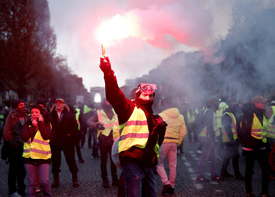 gilets jaunes Paris protest