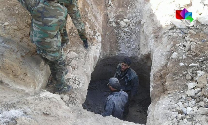 Tropas del ejército árabe sirio entrando en este túnel cerca del paso fronterizo de Nassib en el sur de Daraa