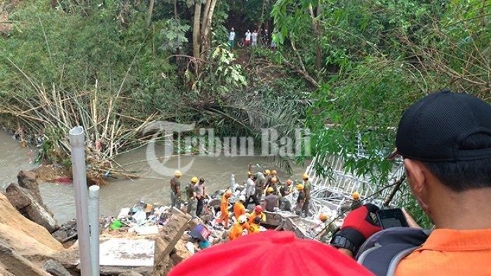The process of evacuating victims of landslide