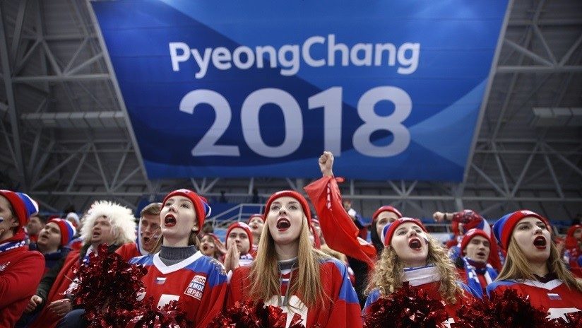 fanáticos aplauden a los deportistas rusos