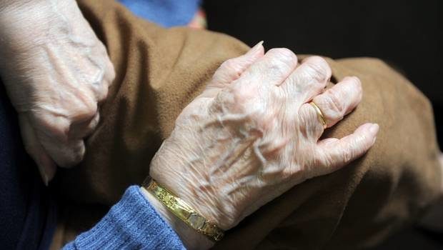 Sujeto entró a robar a la casa de una anciana de 93 años: La violó, golpeó y empaló