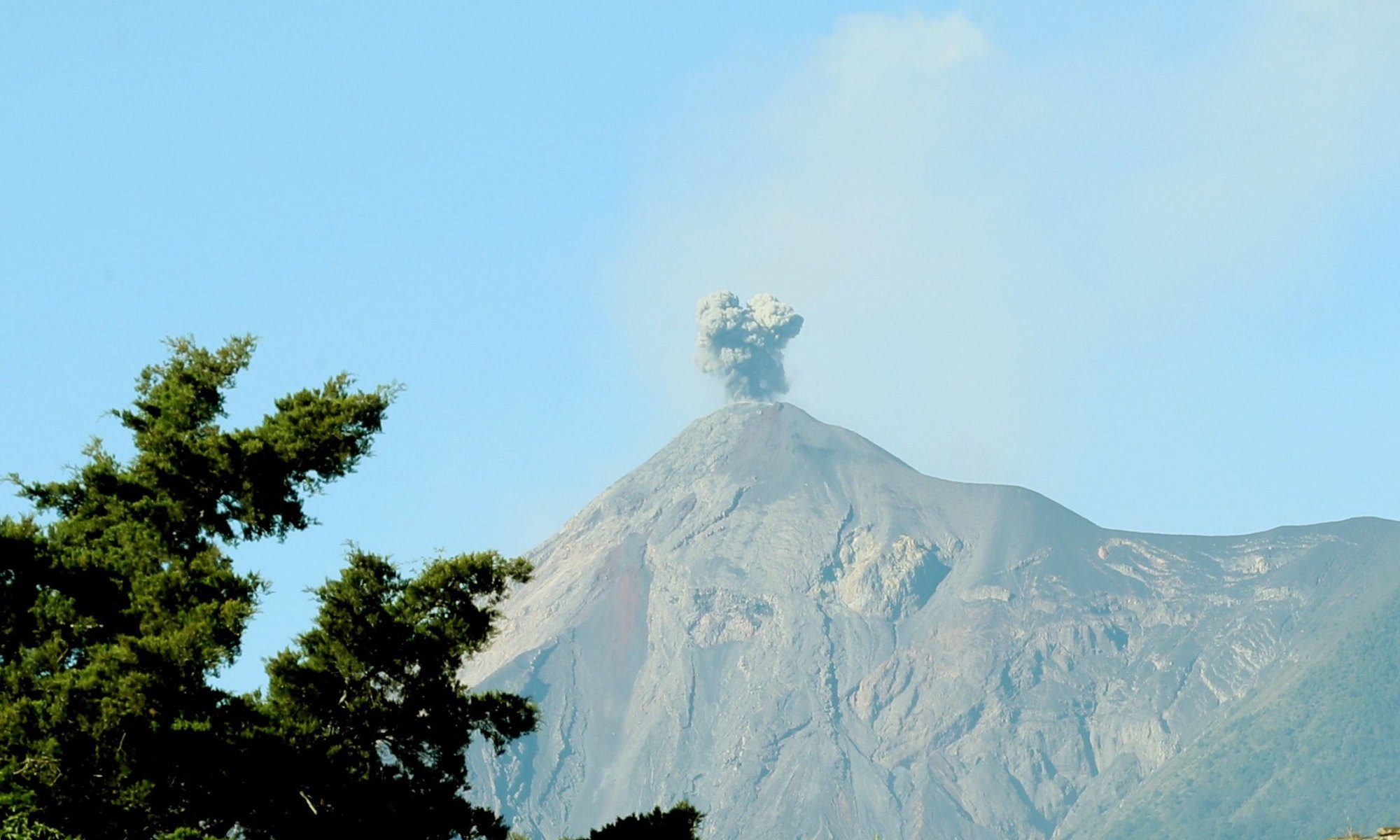El volcán de Fuego tiene entre 15 y 20 explosiones por hora, dice el Insivumeh