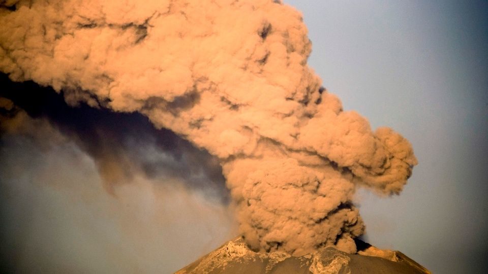 Una imagen del volcán Popocatépetl tomada hace unos meses cuando hizo erupción en Puebla. | AFP