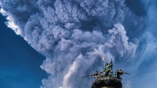 El volcán indonesio Sinabung expulsa una columna de ceniza de 2.000 metros