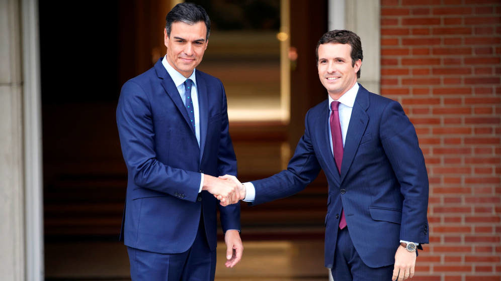 El presidente del Gobierno, Pedro Sánchez, y el líder del PP, Pablo Casado.