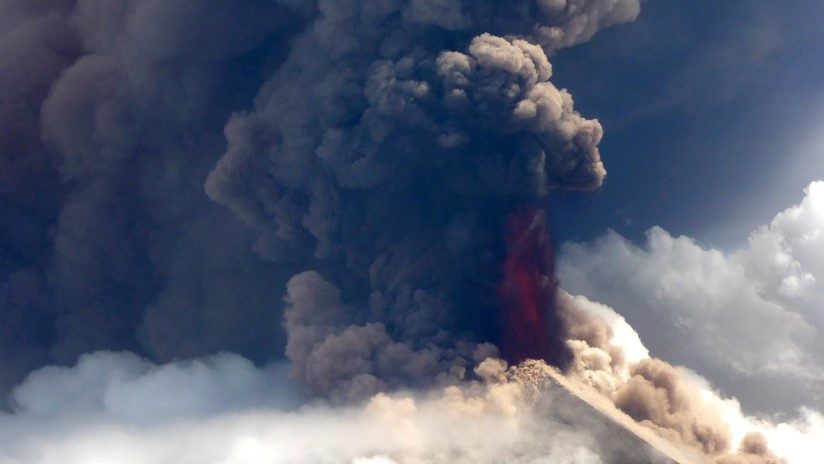 El volcán Ulawun arrojando lava, Papúa Nueva Guinea, 26 de junio de 2019.