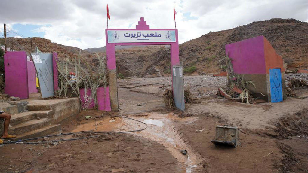 Una vista general sobre el campo de fútbol destruido por las inundaciones en Tizert, Marruecos, 29 de agosto de 2019.