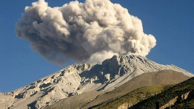 Vista de una gran fumarola en el volcán Ubinas de Perú. EFE