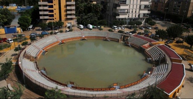 La plaza de toros de Orihuela (Alicante) se convierte en una piscina tras el paso de las lluvias torrenciales.
