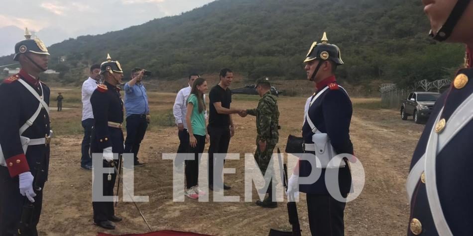 Juan Guaidó recibió honores militares una vez cruzó la frontera hacia Colombia.