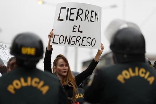 Manifestantes a las puertas del Congreso de Perú.