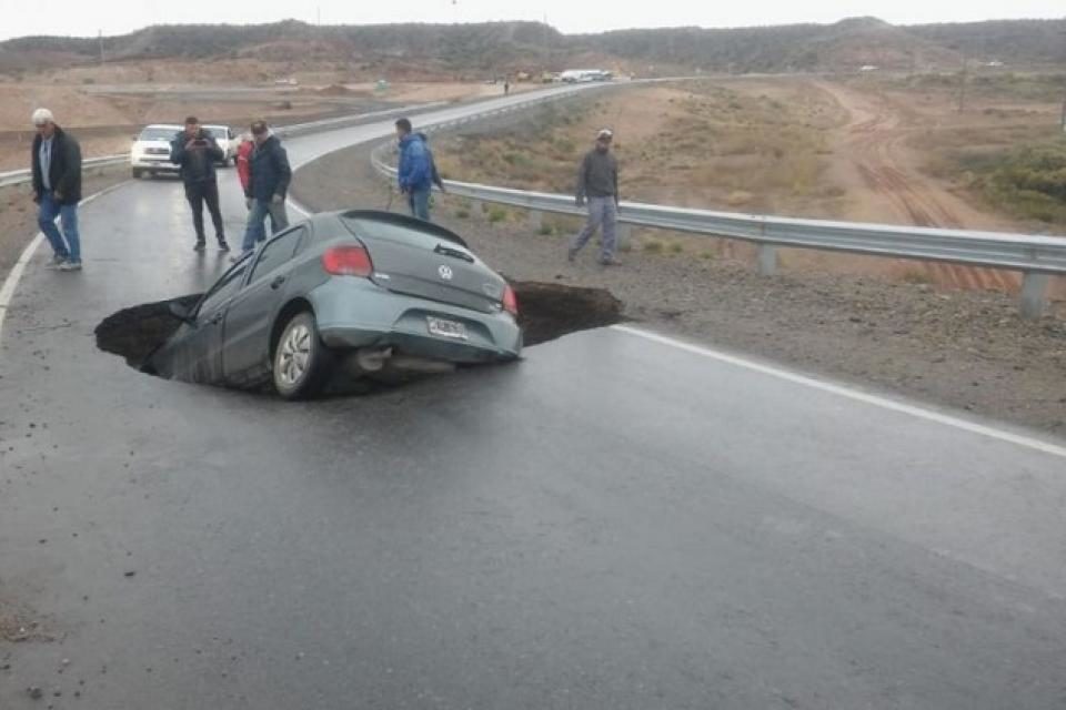Socavón se tragó un auto en Neuquén, Argentina