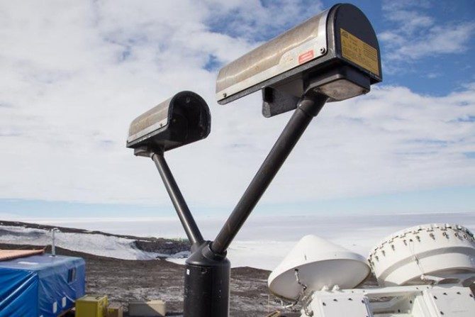 Estos aparatos, equipados con láseres, miden la precipitación en McMurdo (Antártida).